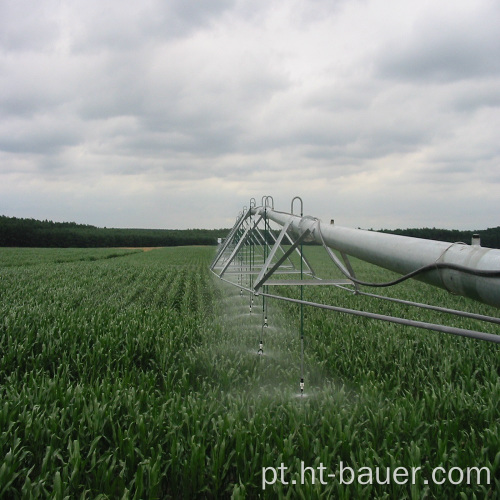 sistema de irrigação pivotante do centro de irrigação da fazenda